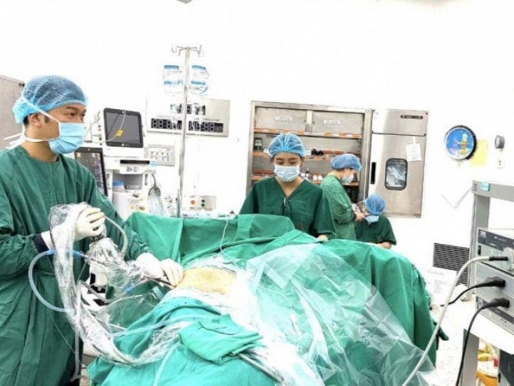 Mổ cắt bàng quang, người đàn ông “để quên” ống thông suốt 2 năm