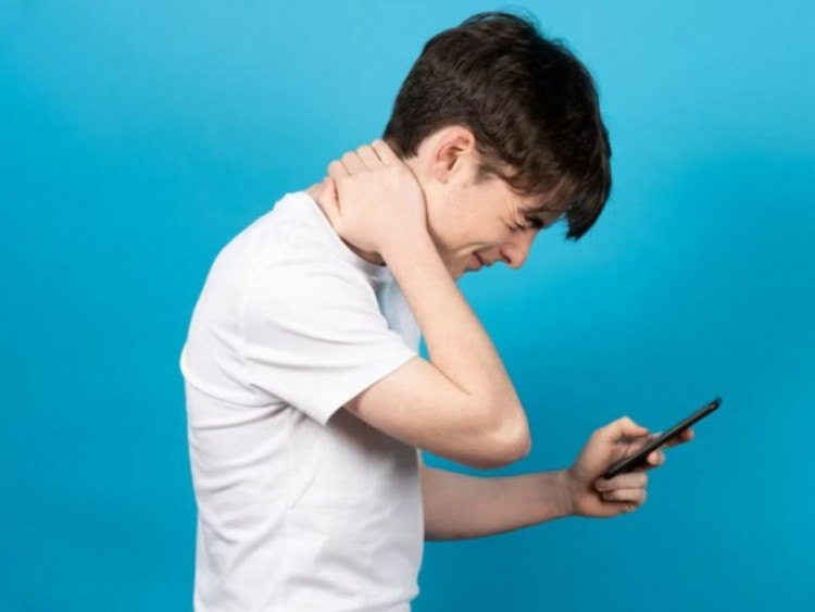 Nam thanh niên bị liệt vì cúi đầu quá lâu