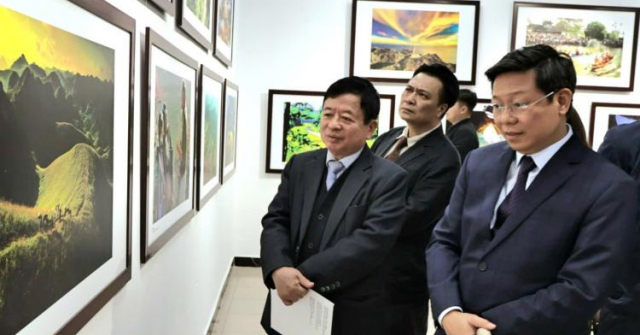 Nhìn lại những bước tiến quan trọng của đất nước qua 100 tác phẩm nhiếp ảnh