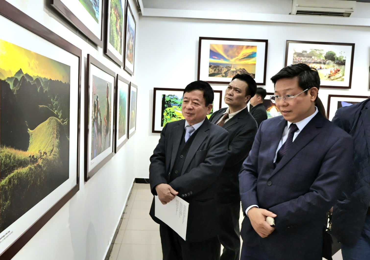 Nhìn lại những bước tiến quan trọng của đất nước qua 100 tác phẩm nhiếp ảnh - 4