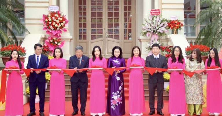 Khai mạc Triển lãm tư liệu “Đảng Cộng sản Việt Nam qua các kỳ Đại hội”