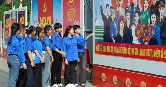 Tổ chức triển lãm tranh cổ động tấm lớn tuyên truyền Đại hội Đảng các cấp, tiến tới Đại hội đại biểu toàn quốc lần thứ XIV của Đảng