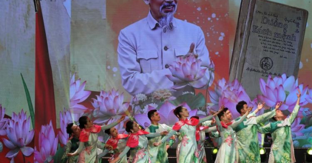 Văn nghệ sĩ với Đảng – mùa xuân