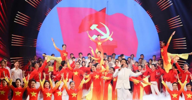 Văn hóa bay theo đường dân tộc đang bay (Tiếp cận Nghị quyết 80-NQ/TW về văn hóa)