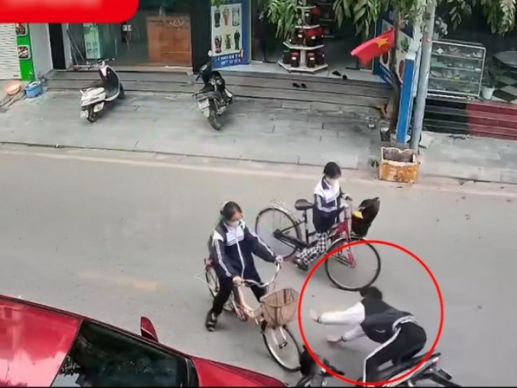 Clip: Thiếu niên phóng xe lao vào ô tô rồi “vồ ếch”, hất ngã nữ sinh giữa đường