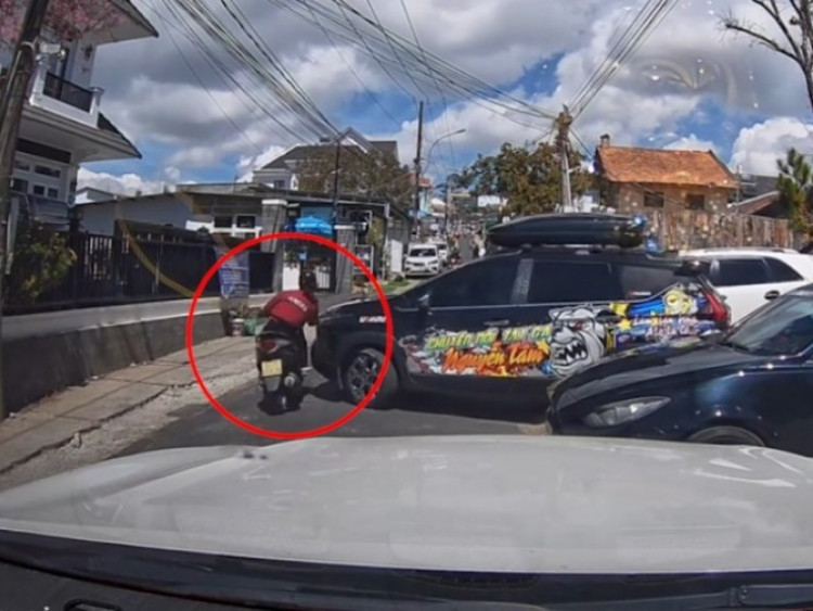 Clip: Thót tim cô gái bị hất văng vào tường rào khi vượt đầu ô tô rời chỗ đỗ