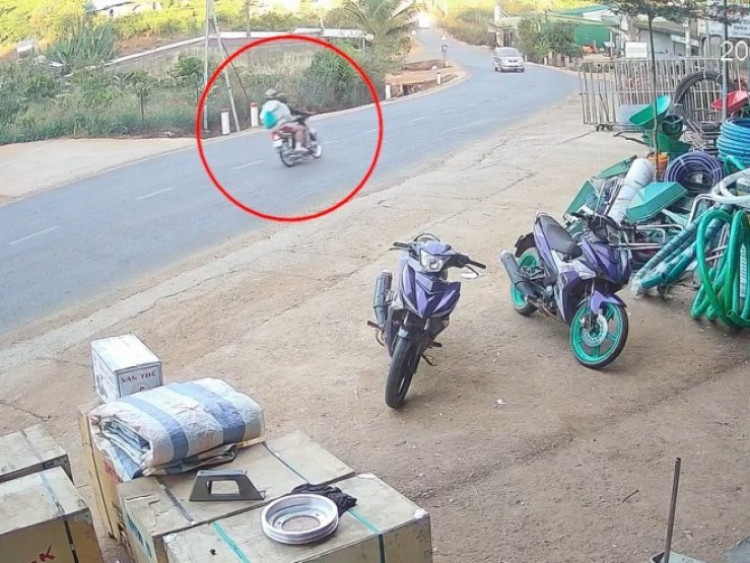 Clip: Ôm cua tốc độ cao, hai thanh mài lưng trên đường vì tránh ô tô