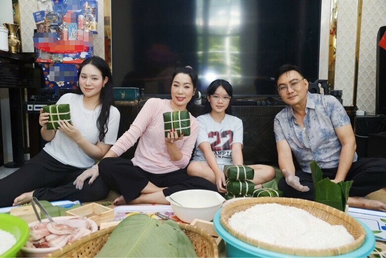 Sao Việt gói bánh chưng: NSND Trịnh Kim Chi nhảy múa bên nồi bánh, Minh Hằng "gây bão" khi tự khen - 2