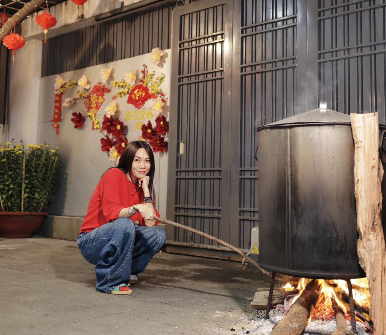 Sao Việt gói bánh chưng: NSND Trịnh Kim Chi nhảy múa bên nồi bánh, Minh Hằng "gây bão" khi tự khen - 13