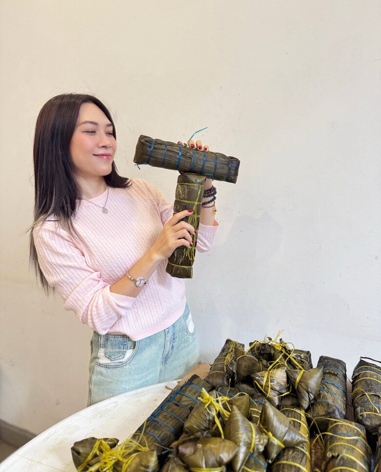 Sao Việt gói bánh chưng: NSND Trịnh Kim Chi nhảy múa bên nồi bánh, Minh Hằng "gây bão" khi tự khen - 15
