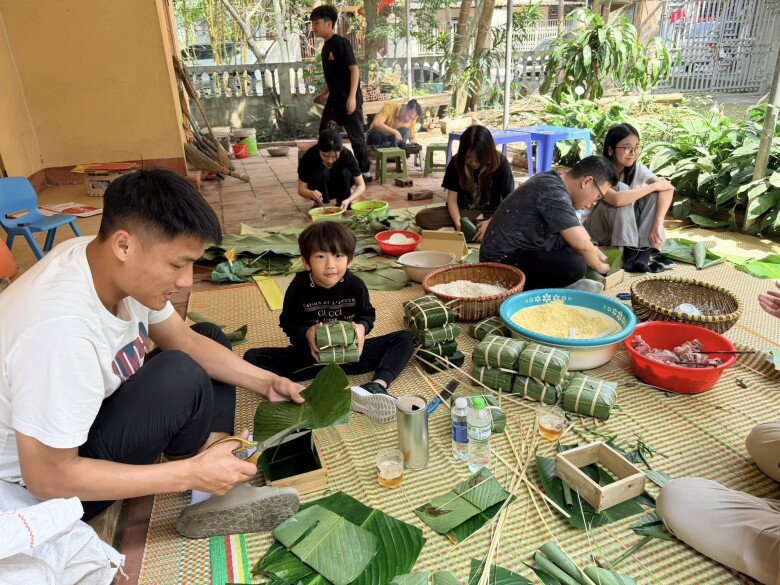 Sao Việt gói bánh chưng: NSND Trịnh Kim Chi nhảy múa bên nồi bánh, Minh Hằng "gây bão" khi tự khen - 18