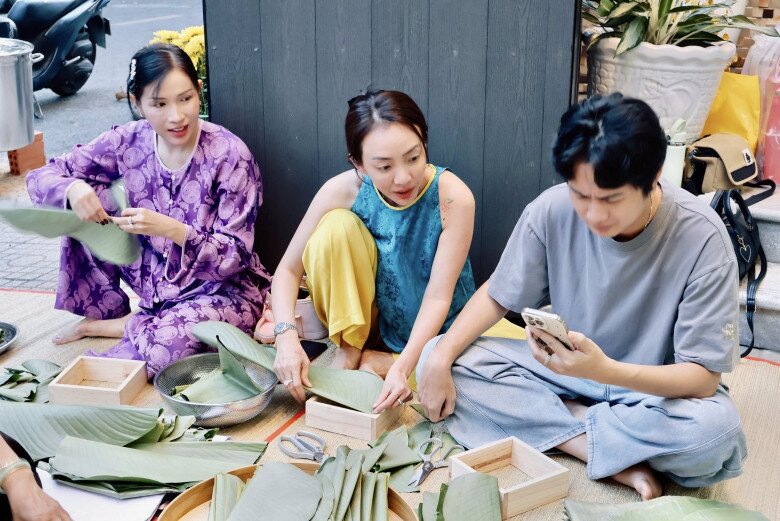 Sao Việt gói bánh chưng: NSND Trịnh Kim Chi nhảy múa bên nồi bánh, Minh Hằng "gây bão" khi tự khen - 8