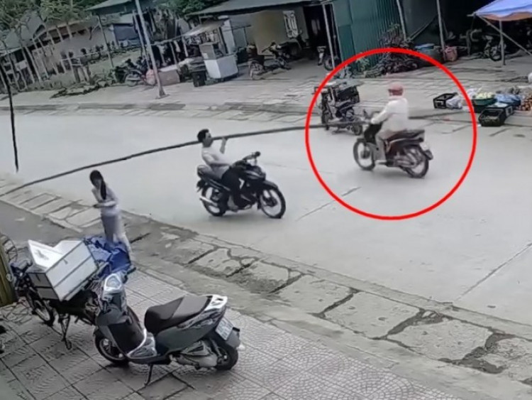 Clip: Rợn người cảnh xe máy bị cây nêu xuyên ngang tay lái