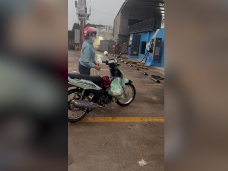 Clip: Người phụ nữ hồn nhiên vào trạm sạc xe điện đổ xăng, ai xem cũng bật cười