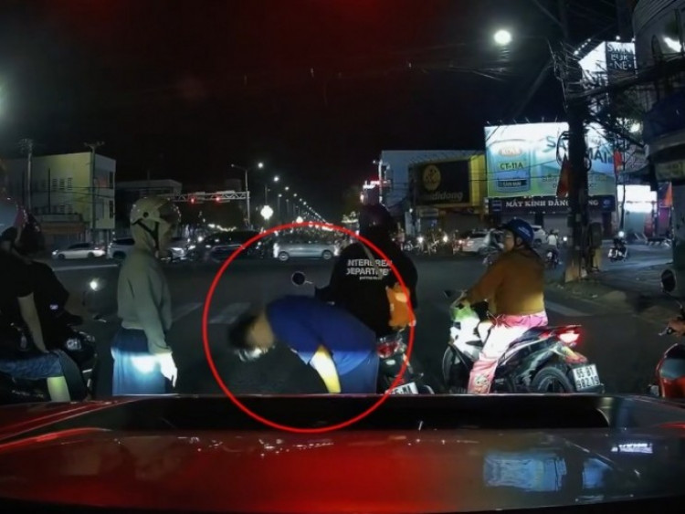 Clip: Xe máy dừng đèn đỏ bị ô tô đâm trúng và cái kết ấm lòng
