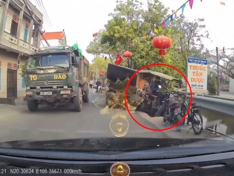 Clip: Không làm chủ tốc độ, xe ba gác suýt lao thẳng xuống mương
