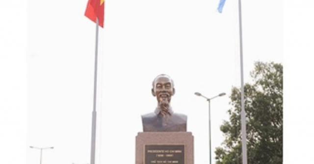 Tượng đài Bác Hồ lồng lộng giữa trời xanh Buenos Aires 