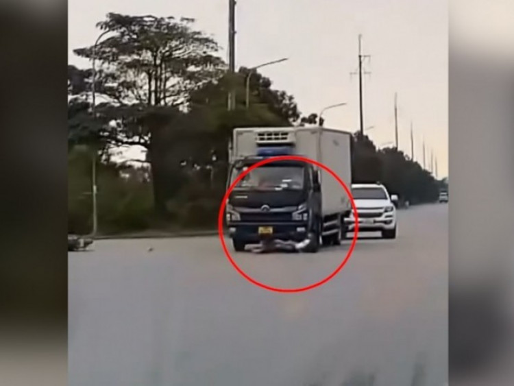 Clip: Phóng nhanh qua ngã tư, thanh niên trượt ngã chui gầm ô tô thoát chết khó tin