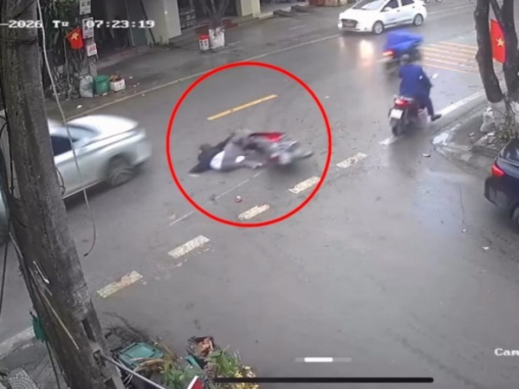 Clip: Tránh xe lao từ trong ngõ ra, người đàn ông trượt ngã trước đầu ô tô