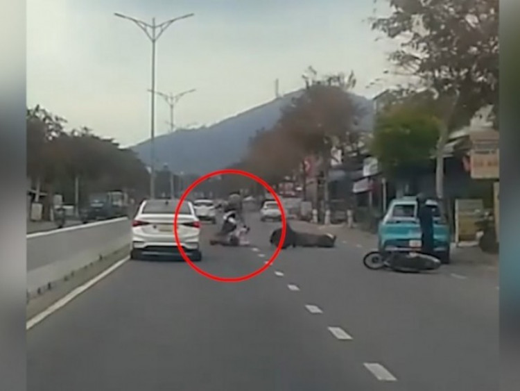 Clip: Thót tim cặp đôi ngã ra đường, cô gái bị xe máy phía sau chèn qua người