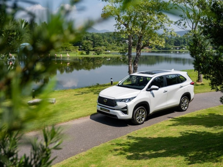 Loạt xe hybrid điều chỉnh giá tại Việt Nam, giảm cao nhất đến 700 triệu đồng