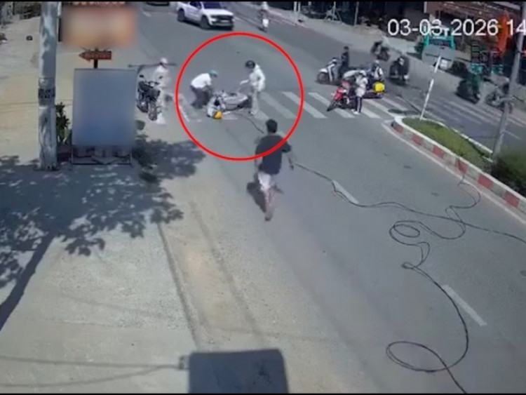 Clip: Thót tim người phụ nữ vướng dây cáp, ngã sõng soài giữa đường