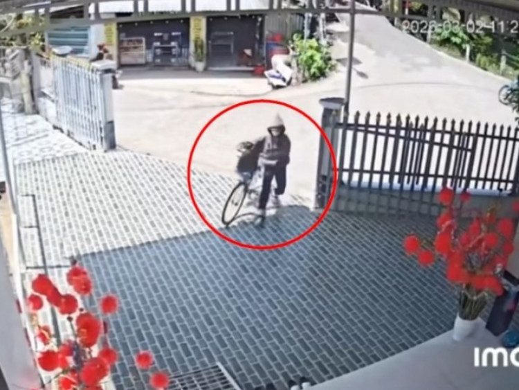 Clip: Chủ nhà “ghi điểm” vì hành động nhỏ cứu nhiều xe khỏi đâm vào cổng