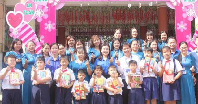 Bí thư T.Ư Đoàn Nguyễn Phạm Duy Trang trao học bổng, tặng sách cho các em học sinh tại TPHCM