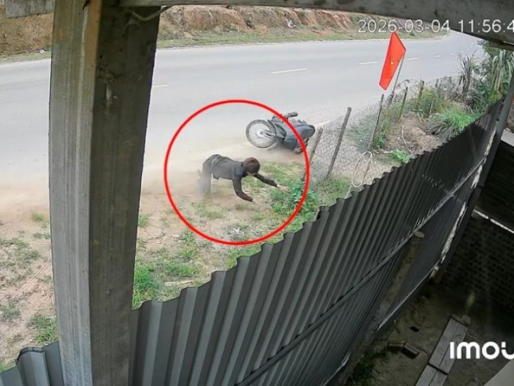 Clip: Ôm cua như “cua-rơ”, thanh niên trượt ngã bay thẳng vào hàng rào nhà dân