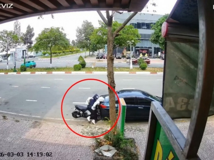 Clip: Mải cúi nhìn xuống xe, hai nữ sinh lao cắm mặt vào ô tô đỗ bên đường