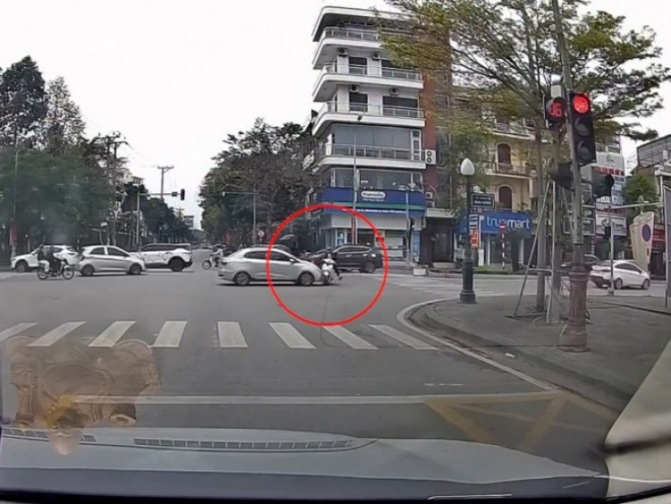 Clip: Sang đường như chỗ không người, thanh niên xe máy bị ô tô đâm ngã lộn vòng