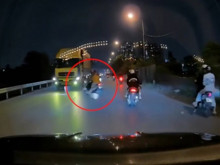 Clip: Cả gia đình thoát nạn trong gang tấc khi lao xe máy vào đầu ô tô tải