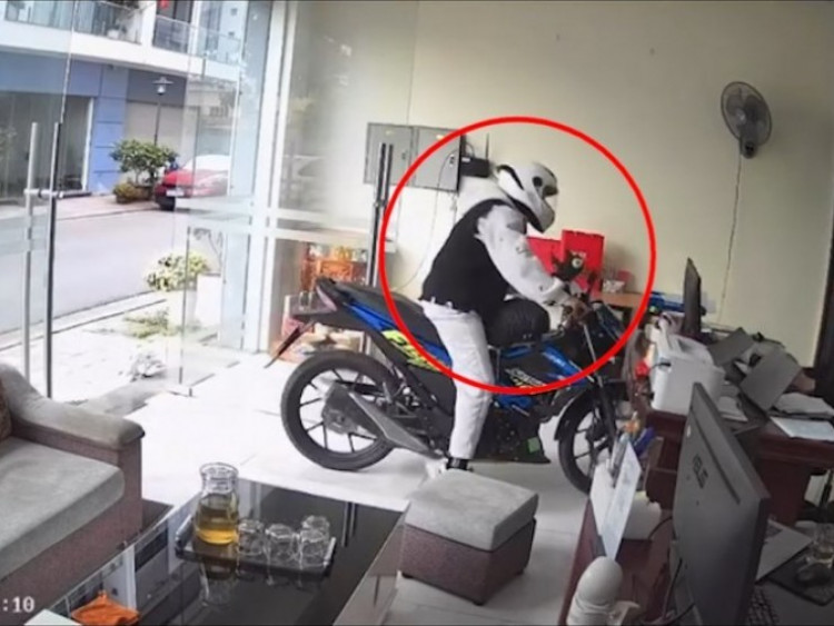 Clip: Quyết tâm chấm công đúng giờ, thanh niên phóng xe thẳng vào công ty