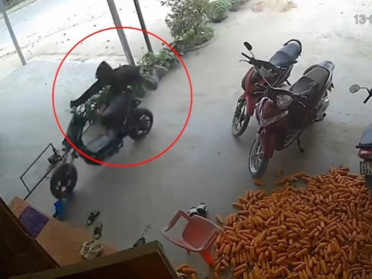 Clip: Kinh hoàng nam sinh chế xe máy điện phóng như gió rồi lao thẳng vào nhà dân