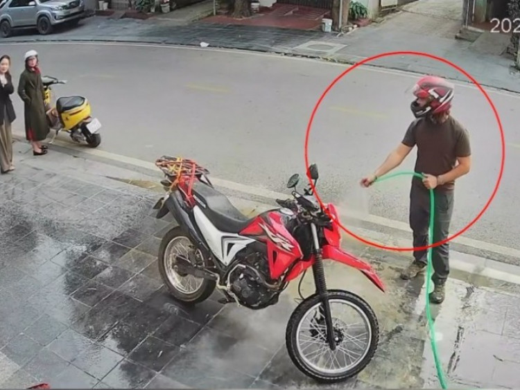 Clip: Tưởng vòi nước công cộng, chàng trai ngoại quốc vô tư lấy rửa xe