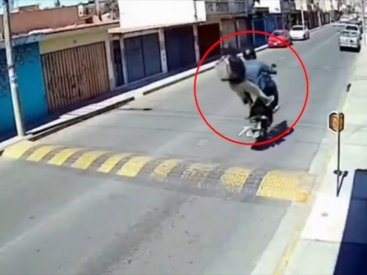 Clip: Phóng qua gờ giảm tốc, thanh niên bay khỏi xe rồi ngã dập mông xuống đường