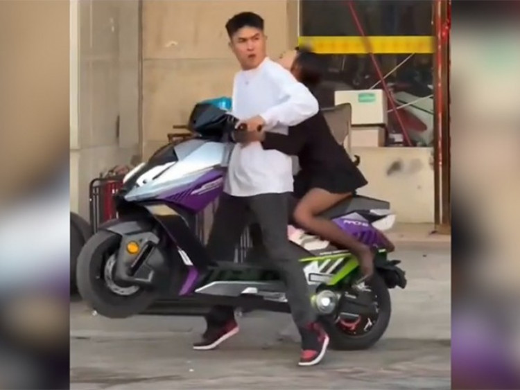 Clip: Cười chảy nước mắt với màn đón bạn gái có 1-0-2 của thanh niên