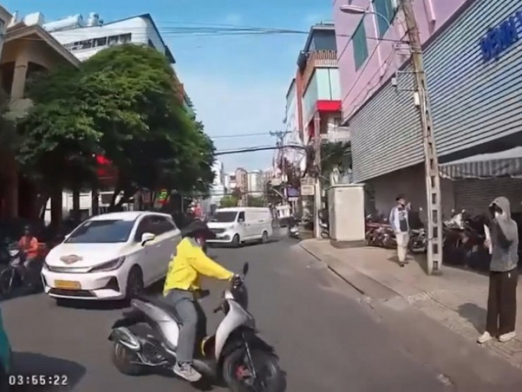 Clip: Tài xế công nghệ “dỗi” bỏ xe rồi vô tình vít ga lao thẳng vào nhà dân