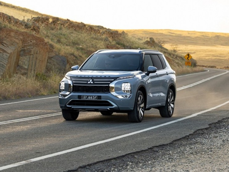 Mitsubishi Outlander PHEV 2026 cập bến đại lý, nâng cấp mạnh tay, giá tăng nhẹ
