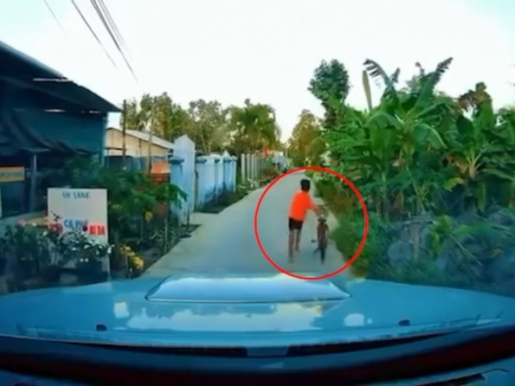 Clip: Xe đạp chắn đường ô tô, bé trai xử lý “cực gắt” khiến ai cũng ngỡ ngàng