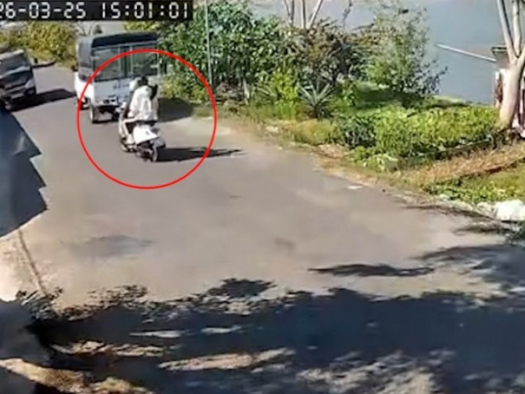 Clip: Vượt ẩu khuất tầm nhìn, xe máy khiến xe ben drift quay 180 độ