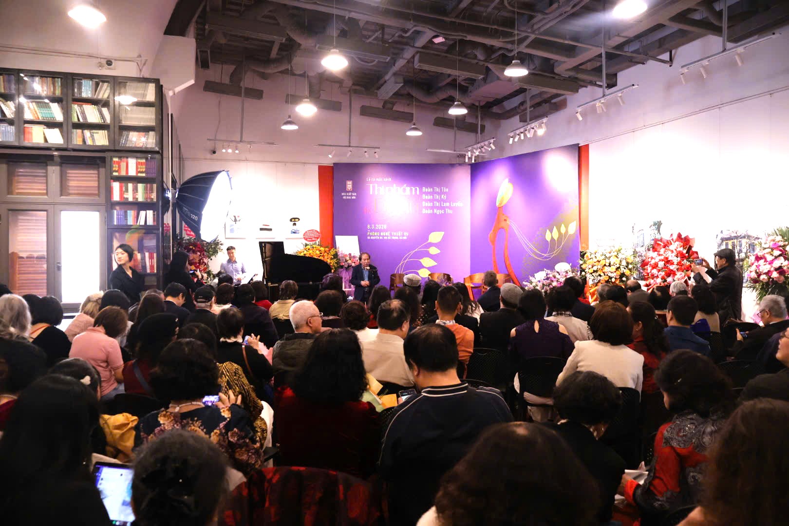 Cuộc hội ngộ của những nữ sĩ họ Đoàn trong thi ca - 1