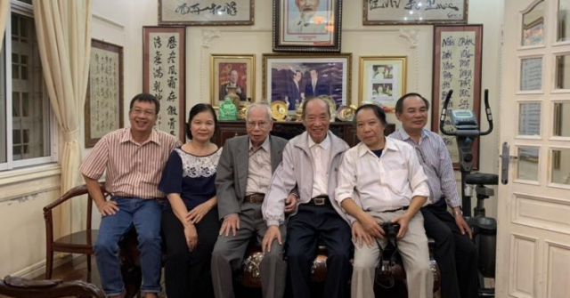 Kỷ niệm các nhà văn thăm bác Đoàn Duy Thành