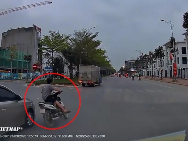 Clip: “Tránh vỏ dưa gặp vỏ dừa”, xe máy sang đường ẩu va chạm với ô tô rồi bỏ chạy