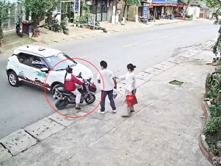 Clip: Hú hồn nữ sinh phóng xe điện lướt ngang đầu ô tô trong tích tắc
