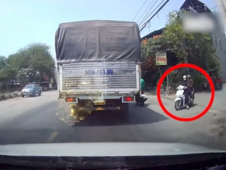 Clip: Khuất tầm nhìn vẫn liều sang đường, hai Ninja bị ô tô đâm cực mạnh