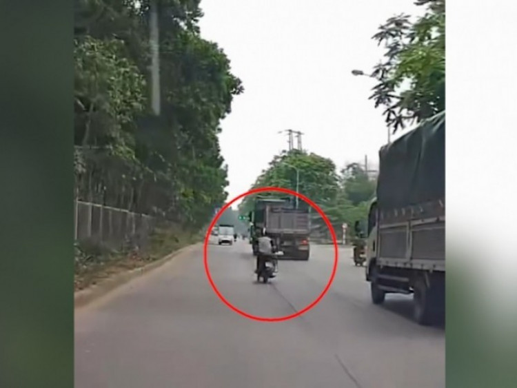 Clip: Thót tim xe máy phóng nhanh rồi sụp hố, loạng choạng suýt lao vào xe tải