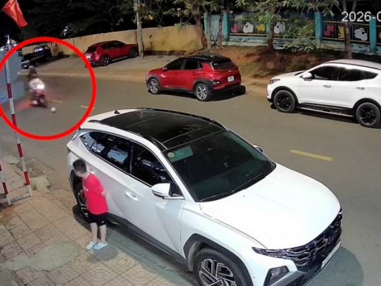 Clip: Trái bóng bất ngờ lăn ra đường, xe máy không kịp tránh ngã sõng soài