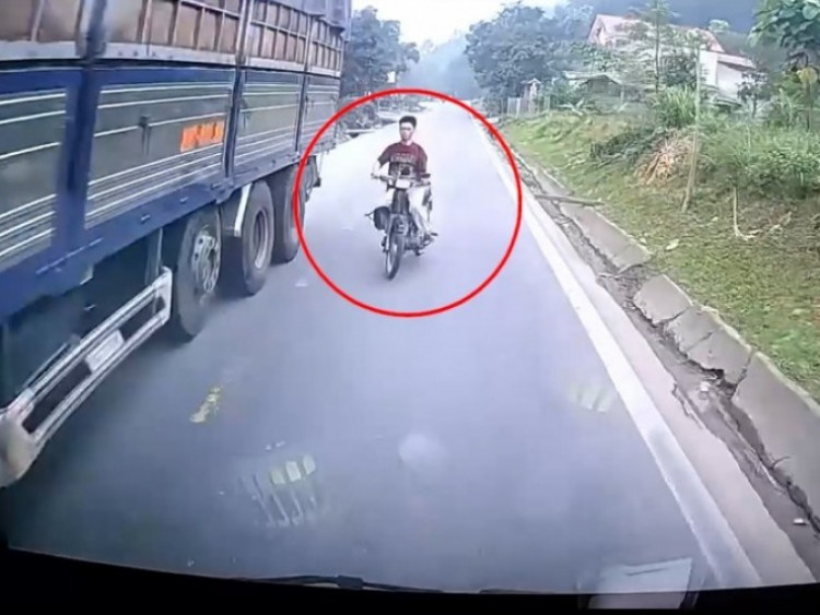Clip: Vượt ẩu đoạn khuất tầm nhìn, thanh niên bỏ xe nhảy thoát thân trước đầu ô tô