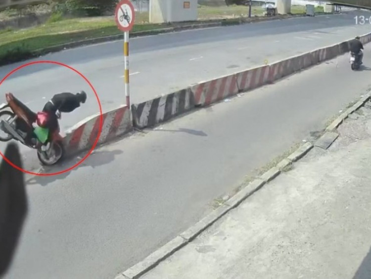 Clip: “Dở khóc dở cười” thanh niên đi xe máy cắm thẳng vào dải phân cách